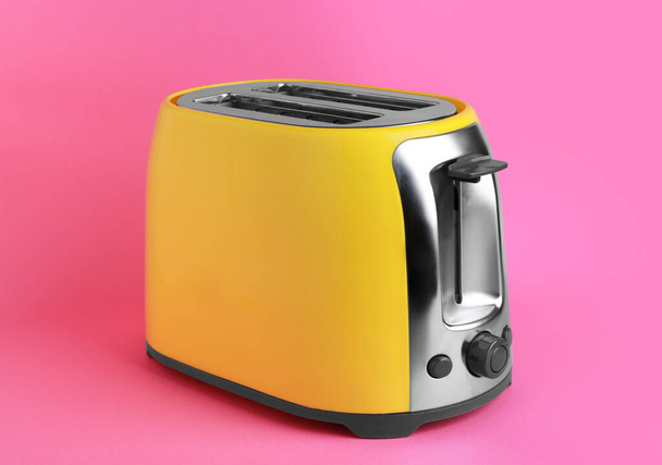 moderner Toaster auf farbigem Hintergrund - Foto, Bild