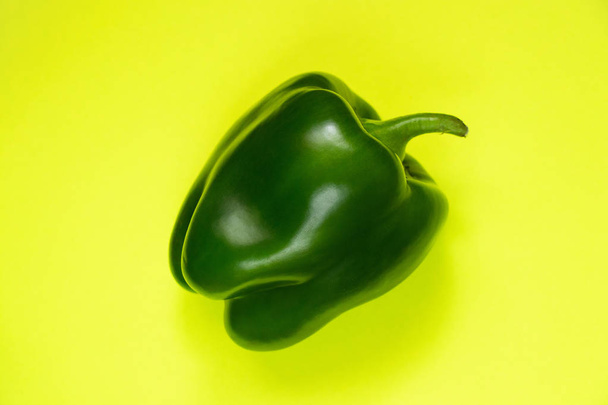 солодкий стиглий зелений перець на жовтому фоні
 - Фото, зображення