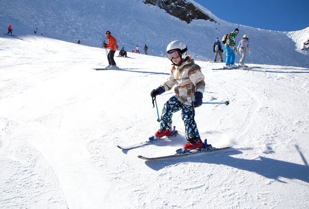 kids on alpin ski resort - Fotografie, Obrázek