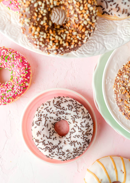 verschiedene glasierte Donuts auf rosa Hintergrund - Foto, Bild