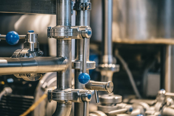 Bira fabrikasında bira demleme ekipmanı! Metal tanklar, alkollü içki üretimi - Fotoğraf, Görsel