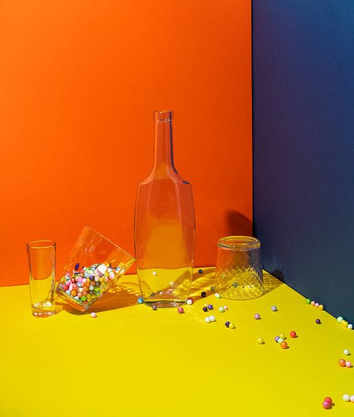 copos e garrafa vazia no fundo amarelo alaranjado brilhante
 - Foto, Imagem