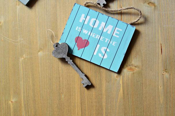 drewniany niebieski szyld z kluczem  - Zdjęcie, obraz