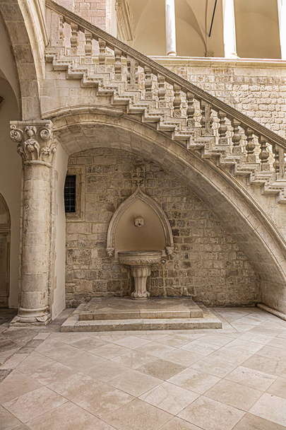 Architectonische fragmenten van Sponza Palace - Prachtig 16e eeuws Renaissance paleis met een atrium en booggalerij, een van de meest elegante locaties van Dubrovnik. Kroatië. - Foto, afbeelding