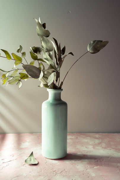 Kerámia vázában szárított levelű ágak csendélete - Fotó, kép