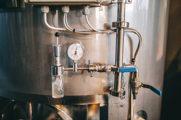 Craft beer brewing equipment in brewery! Metal tanks, alcoholic drink production - Fotoğraf, Görsel