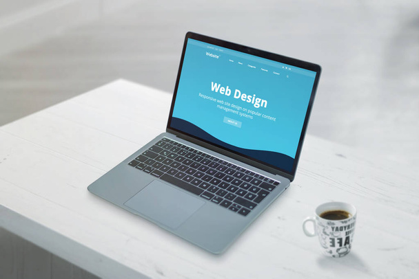 Tiszta, lapos design promo web design stúdió weboldal laptop koncepció. Egy közeli irodai munkahely. Egy csésze kávé mellett. - Fotó, kép