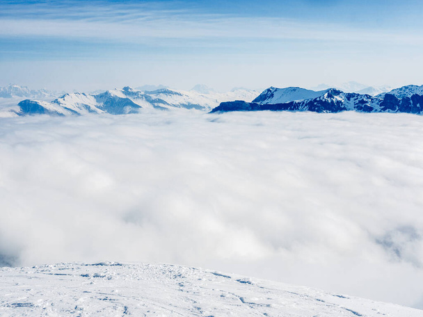 スイスアルプスの雲の海 - 写真・画像