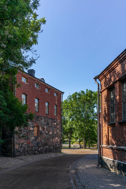 As muralhas de defesa, casas antigas e ruas de paralelepípedos de Suomenlinna
 - Foto, Imagem