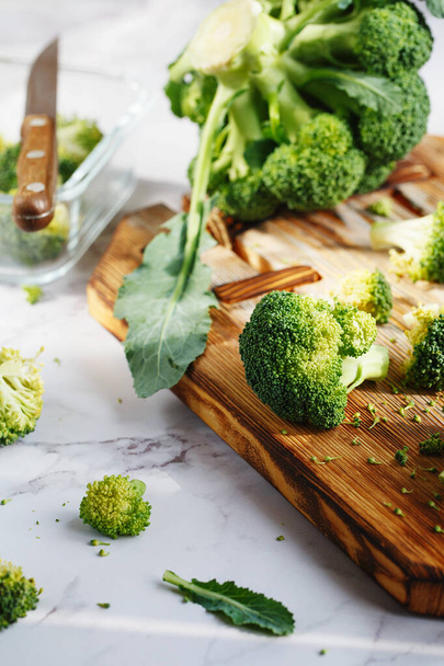 Fresh green broccoli on a wooden cutting board. Macro photo gree - Fotoğraf, Görsel