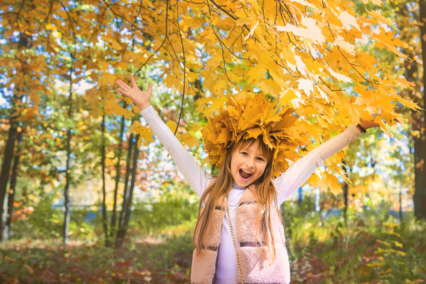 Kinder im Park mit Herbstlaub. Selektiver Fokus. - Foto, Bild