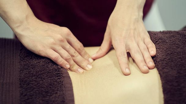 Massage de traitement pour la perte de poids dans le salon de spa. Massage dos pour femme. Massage spa pour chiffre de correction
. - Photo, image