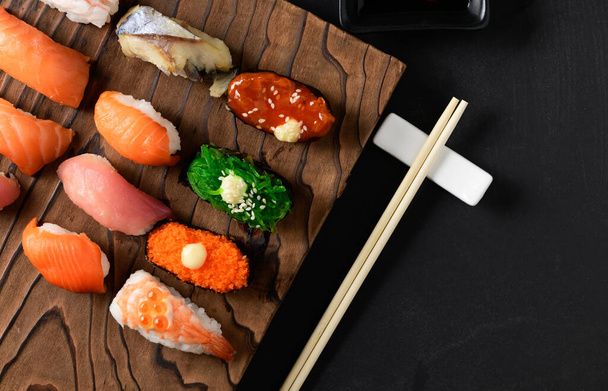 lähikuva sashimi sushi asetettu syömäpuikot
  - Valokuva, kuva