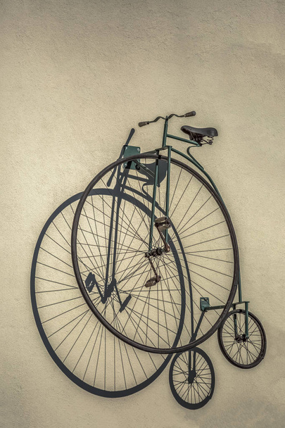 Blick auf ein altes Retro-Oldtimer-Fahrrad im Penny-Farthing-Stil - Foto, Bild