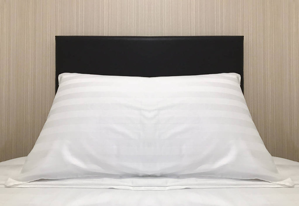 un cuscino vuoto su letto singolo che si prepara per lo sfondo ospite
. - Foto, immagini