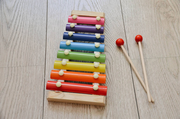 Luminoso xilofono da vicino isolato su sfondo di legno. Strumento musicale per bambini. Bellissimi materiali montessori
 - Foto, immagini