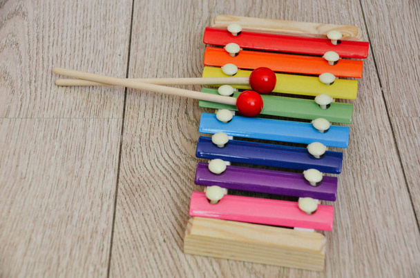 Kolorowy ksylofon dla dzieci na drewnianym tle - Zdjęcie, obraz
