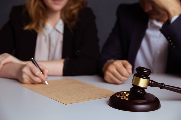 Couple en cours de divorce documents de signature
. - Photo, image