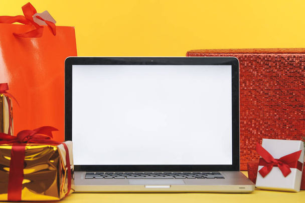Tula, 28 09 19: Online christmas shopping concept on the laptop display. White screen. - Foto, imagen