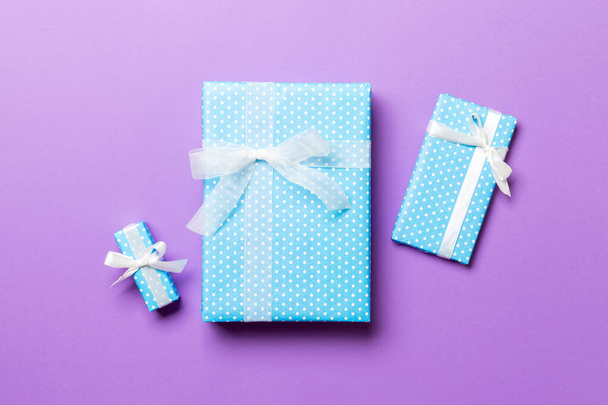 上ビュー紫色の背景に白い弓とクリスマスプレゼントボックス - 写真・画像