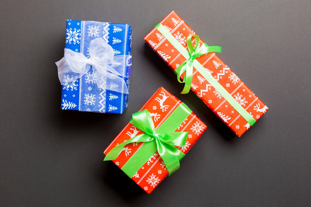 Dárek box s bílou a zelenou mašlí na Vánoce nebo Nový rok na černém pozadí, horní pohled - Fotografie, Obrázek