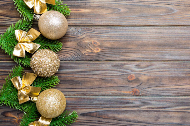 木製の背景にお祝いのボール、モミの木やクリスマスの装飾のセット。コピースペース付きの新年の装飾コンセプトのトップビュー - 写真・画像