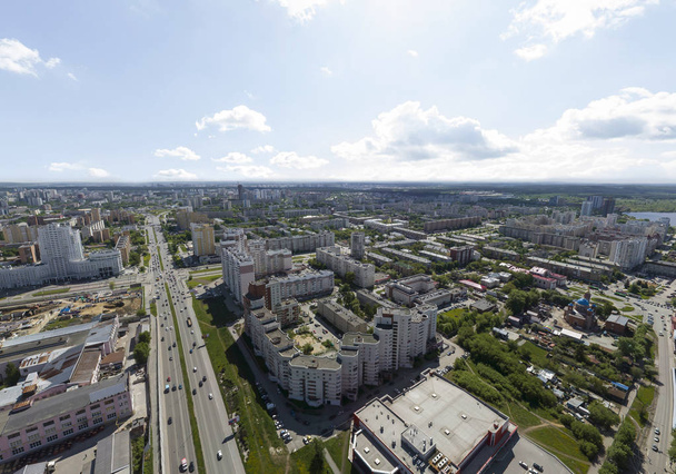 Καλοκαιρινή πόλη και δρόμος με αυτοκίνητα, εναέρια θέα. Ekaterinburg, περιφέρεια Verkh-Isetsky, Ρωσία - Φωτογραφία, εικόνα