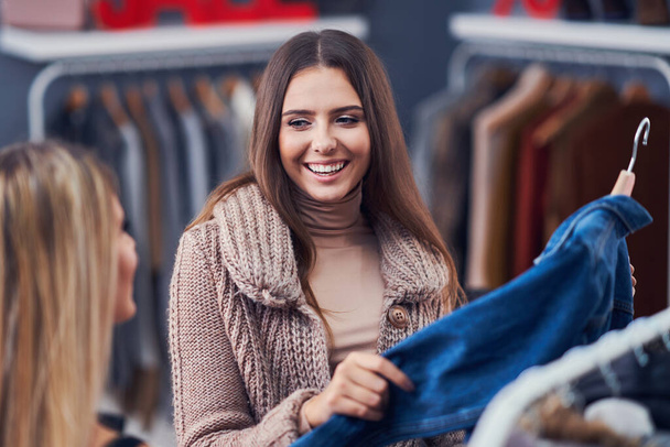 Mulheres adultas comprando roupas em boutique no outono
 - Foto, Imagem