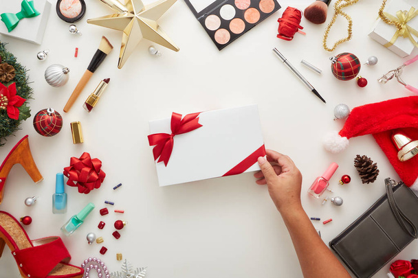 Karácsonyi dekorációk nő kéz gazdaság ajándék doboz - Fotó, kép