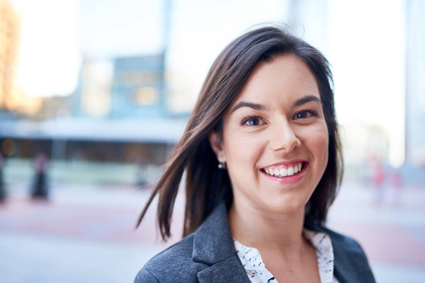 Millenial businesswoman sorridente con fiducia con cityscape backg
 - Foto, immagini