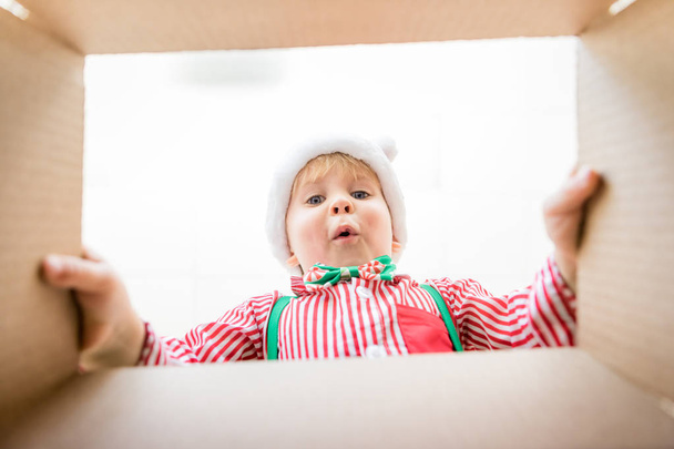 Surprised child unpack Christmas gift box - Фото, зображення