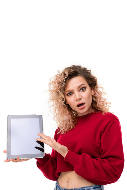 hermosa chica rubia posando con la tableta contra blanco
  - Foto, Imagen