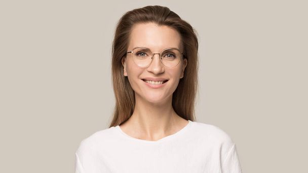 Headshot of smiling millennial girl posing in spectacles - Foto, afbeelding