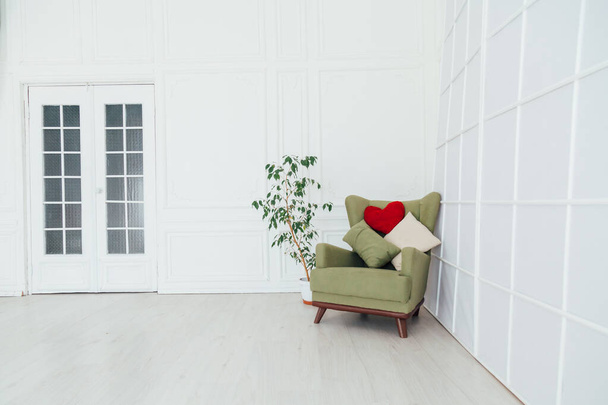 silla verde en el interior de una habitación vacía blanca
 - Foto, Imagen