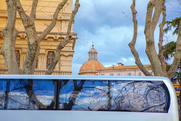 bus touristique avec reflet dans les fenêtres de Rome
  - Photo, image