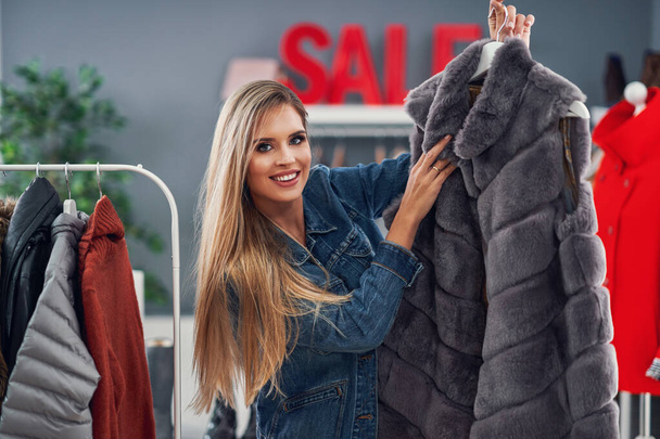 Ενήλικες γυναίκες ψώνια για ρούχα σε μπουτίκ το φθινόπωρο - Φωτογραφία, εικόνα