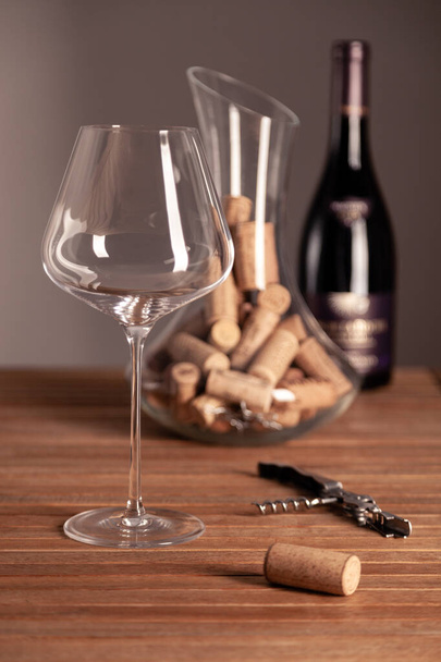 Γυαλιά κόκκινο κρασί γυαλιστερό κρύσταλλο, μπουκάλι, τιρμπουσόν, ανοιχτήρι, σομ - Φωτογραφία, εικόνα