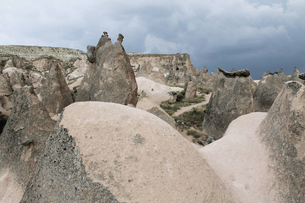 Incredibile vista sulla valle in Cappadocia, Turchia. Montagne e formazioni rocciose sotto il cielo blu scuro
 - Foto, immagini