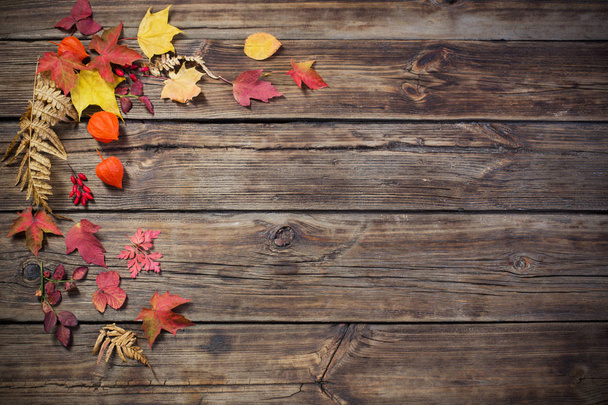 autumn leaves on darrk old wooden background  - Foto, afbeelding