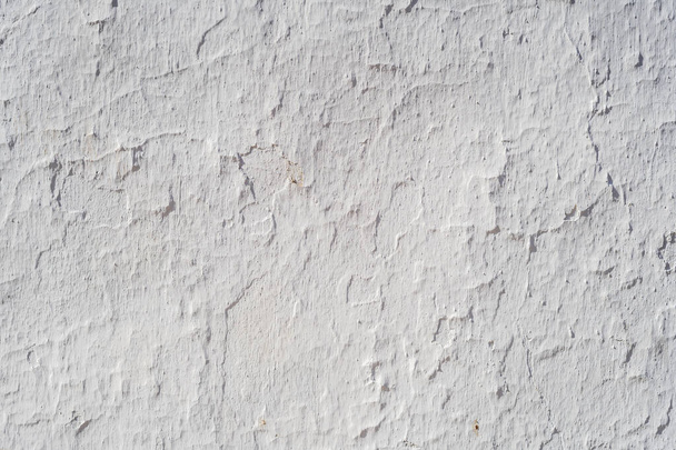 Vieux plâtre altéré peint en blanc, pendant la journée ensoleillée
  - Photo, image