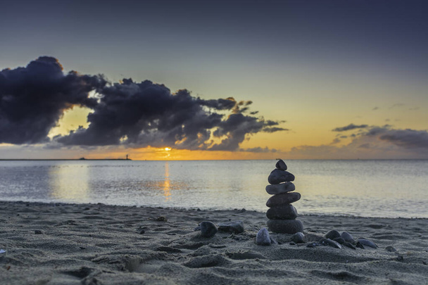 Στοίβα από πέτρες στην παραλία το ξημέρωμα - Φωτογραφία, εικόνα