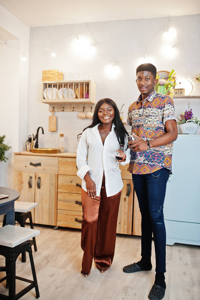 pareja afroamericana novios beber vino en cocina en el
 - Foto, imagen