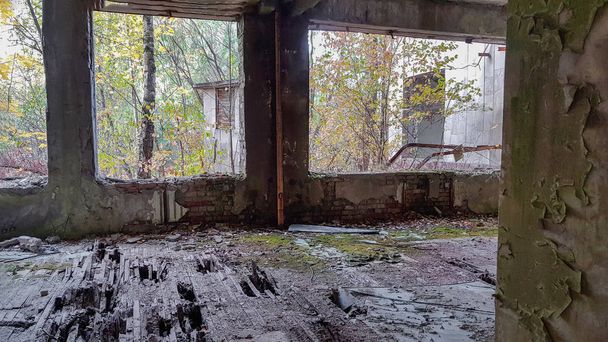 原子力発電所から何年も経過した廃古い建物の内部 - 写真・画像
