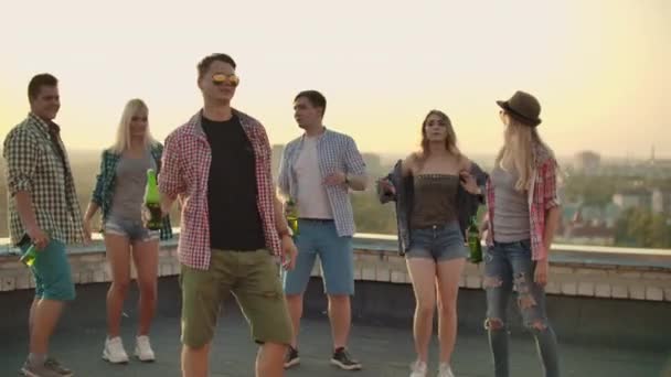 Sześć młodych ludzi na dachu - Materiał filmowy, wideo