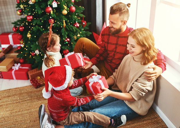 Happy rodina otevřené dárky na vánoční ráno - Fotografie, Obrázek