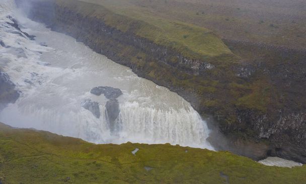 Gullfoss. Vesiputous sijaitsee Hvita joen kanjonissa Lounais-Islannissa. Syyskuu 2019, antenni drone shot
 - Valokuva, kuva