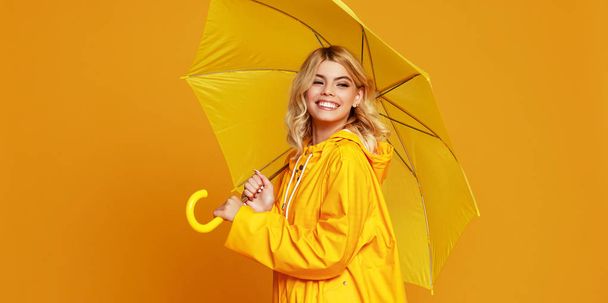 νεαρό χαρούμενο συναισθηματικό κορίτσι γελώντας με ομπρέλα σε έγχρωμο  - Φωτογραφία, εικόνα