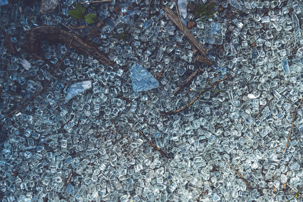 primer plano de fragmentos de vidrio de colores que cubren el suelo
 - Foto, imagen