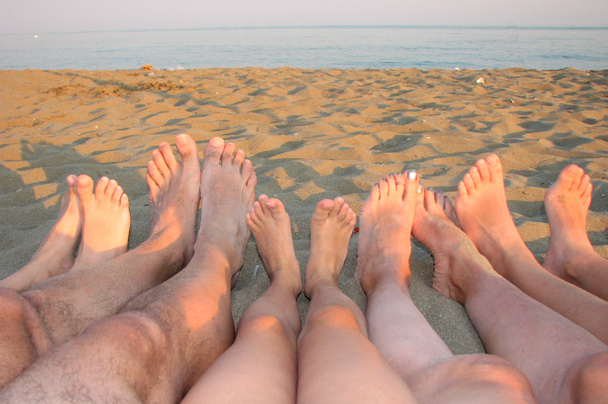 descalço de uma família na margem do mar na praia com c
 - Foto, Imagem
