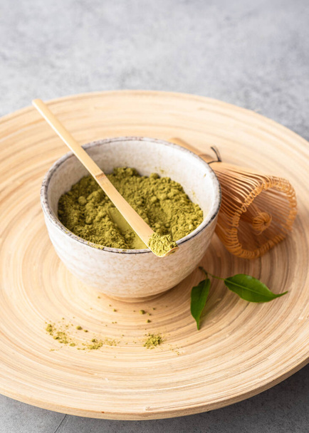 Japanese matcha green tea powder, a healthy natural product, antioxidant. Bamboo spoon and whisk. - Foto, afbeelding